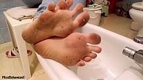 Laver les pieds extrêmement sales - Gros plan (TEASER)