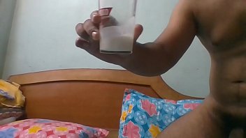 Piccolo Dick fa un sacco di latte per i pulcini assetati a Mumbai. (Chota Lund) rohan.z2k69@gmail.com - chiedi l'ultima cifra qui.