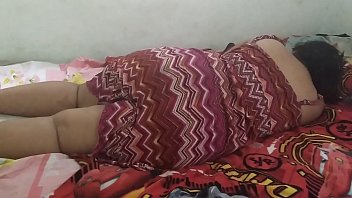Ung jente Tapt mens du sover med skjult kamera, slik at skjeden hennes ses under hennes kjole uten bukser og å se sine nakne bakder
