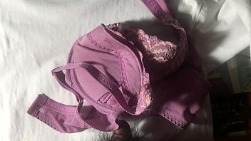 Spray it on the purple taro color original bra. After the spray, wipe it off with the inner layer