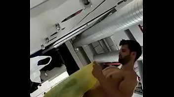 Brésil gardien prenant une douche