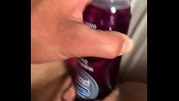 Слитое видео!!! Девушка-гопница испытывает оргазм на бутылке со смазкой