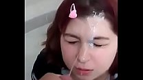 Colorada con la cara llena de leche en baño público