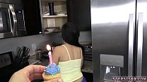 La prima volta di HD anale bruna teen Devirginized per il mio compleanno