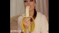 Deep throat in banana @dancarinasdoinsta7
