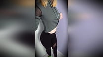 linda garota russa de 18 anos tirando a roupa na câmera do celular
