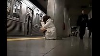 日本人の女の子がパンティーなしで電車の中で手探り
