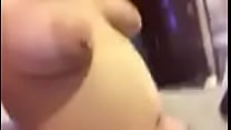 MILF sexy avec des seins énormes bosse oreiller jusqu'à l'orgasme