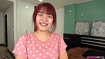 Zierliches thailändisches Mädchen bedient Japan-Sextouristen