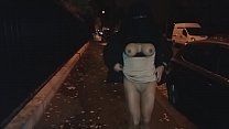 musulmane voilée marche seins nus dans la rue