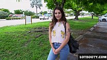 Saftige Hintern Latina Teen mit kleinen Titten wird ficken