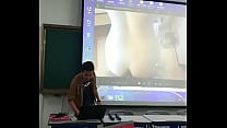 Guy interpreta il video del cazzo inaspettatamente in un seminario