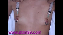 Injektionssalzlösung in Brustwarzen, die Titten und Vibrator pumpen
