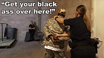 PATROL NERO - Il soldato falso viene usato come un pupazzo nero dai poliziotti bianchi