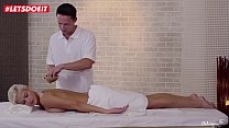 Czech Babe Ria Sun ha un intenso finale felice sul lettino da massaggio