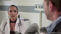Hermosa travesti doctor anal folla chico