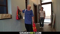 巨乳の70歳の金髪のおばあちゃんは若いスタッドを喜ばせます