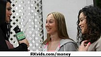 Wunderschöne Teenager, die für Geld gefickt werden 7