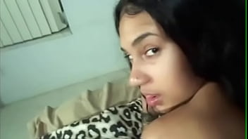 Rubia caliente se masturba en la cámara - mira en vivo en AngelzLive.com
