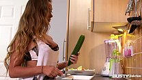 La séduction plantureuse dans la cuisine fait qu'Amanda Rendall s'emplit de rose avec des légumes