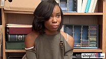 Ebony Teen von einem perversen Polizisten genommen, weil sie gestohlen hat