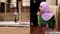 Arabische Babe saugt am Schwanz und wird gefickt