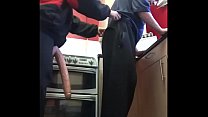 bisexueller Typ filmt sich selbst, wie er sich von maskierter Freundin in der Küche seinen Arsch mit einem großen Dildo stecken lässt