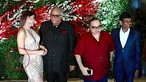 Boney Kapoor agarrando Urvashi Rautela na bunda e na imprensa ao vivo na câmera