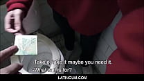 Латиноамериканский подросток курсирует за деньги, чтобы отсосать у 2 парней в общественном туалете POV