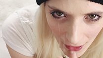 La teen blonde Mia Casanova suce une bite en POV et se prend une éjac faciale