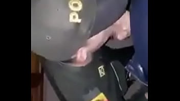 Oficial de policía uniformado chupando colega
