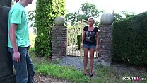 Madre tedesca - La madre di Stief ha beccato il figlio che si masturba in giardino e scopa