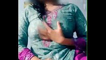 Неудовлетворенная индийская тинка из колледжа удовлетворяет себя в веб-камере! Супер горячая дези-девушка показывает большие сиськи