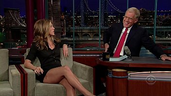 Jennifer Aniston muestra sus piernas calientes
