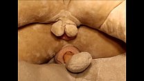 Muñeca sexual con curvas es follada por 2 muñecos sexuales masculinos en una película porno de títeres