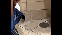 Ragazzo indiano masturbandosi con un grosso cazzo in bagno