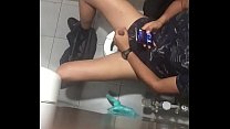公衆トイレで自慰行為をしている異性愛者