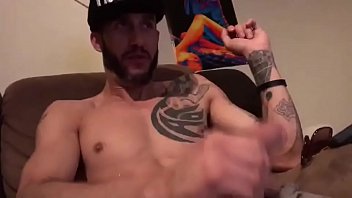 Chris Strokes мастурбирует в любительском видео