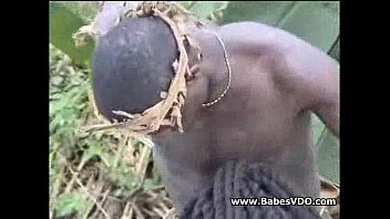 木の上の本当のアフリカのアマチュアファック