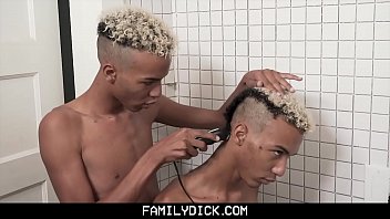 FamilyDick - горячие однояйцевые близнецы дрочат бок о бок