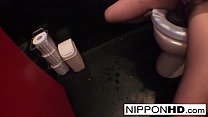 Das japanische Model masturbiert auf einer öffentlichen Toilette