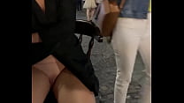 La moglie allarga le gambe per mostrare la figa per i turisti