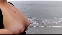 Карен эспосинхаб показывает грудь на пляже в Итапоа, Южная Каролина
