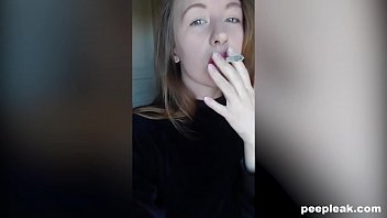 Amatoriale Hottie ama fumare e masturbarsi