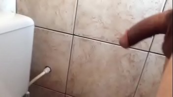 sacudo brincando com o pau no banheiro
