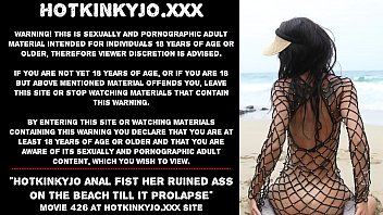 Hotkinkyjo фистит анальным фистингом ее испорченную задницу на пляже до пролапса