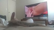 Ducky7707 кончает во время мастурбации во время просмотра порно