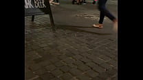 Женщина без трусиков на террасе в центре города