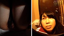 Câmera do banheiro: jovem asiático