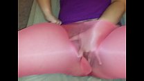 Chubby Fingering Hot Girl Masterbates em meia-calça rosa